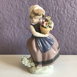 Retired Lladró Girl With Flowers D-14 Ju